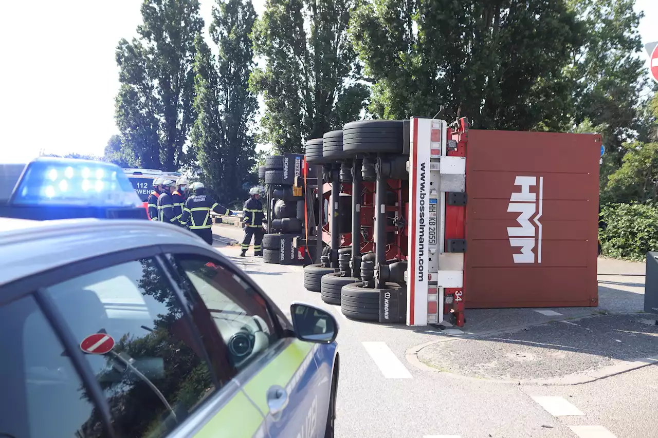 Tonnenschwerer Lkw im Hafen umgestürzt – Fahrer im Glück