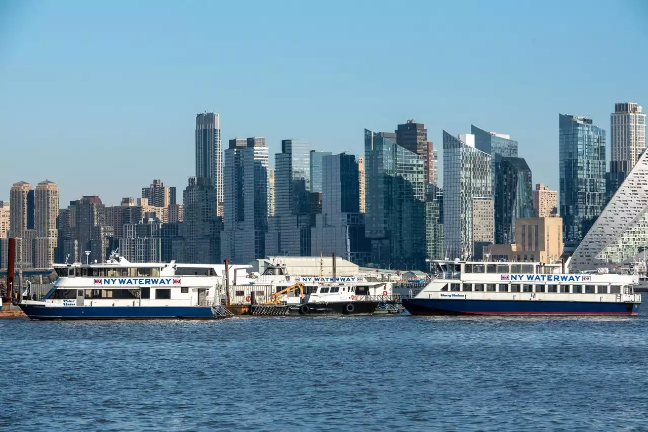 Child, woman killed when boat capsizes in Hudson River, 9 others rescued by ferry crews