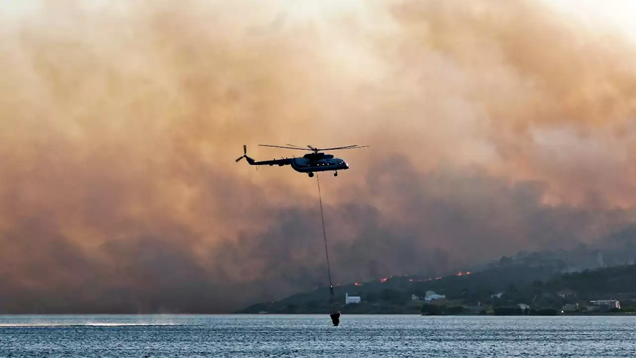 Lösch-Helikopter stürzt vor Samos ab - mindestens zwei Tote