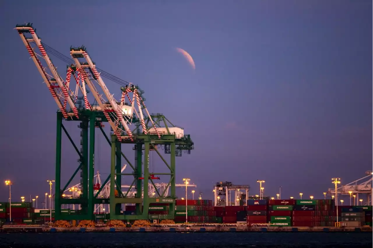 Truckers protest gig-work law at Oakland and 2 Southern California ports