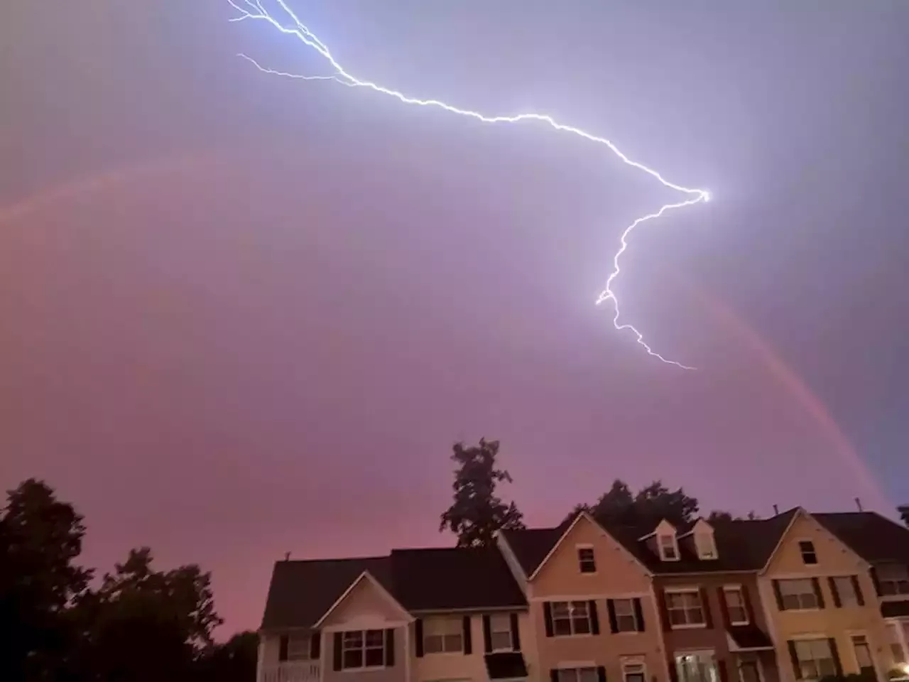 Phenomenal sunset boasts red sky, lightning and rainbows — all at once ...