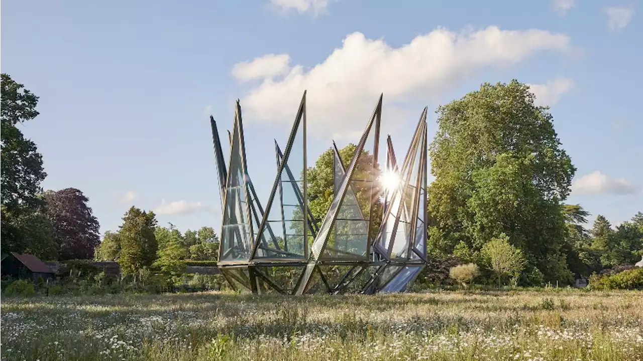 This Glasshouse in the UK Opens Up and ‘Blooms’ Like a Giant Flower