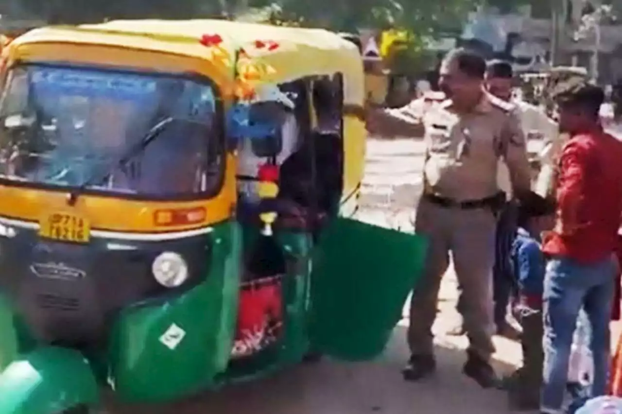 Mirip Adegan Film Warkop DKI, Viral Bajaj Angkut 27 Penumpang!