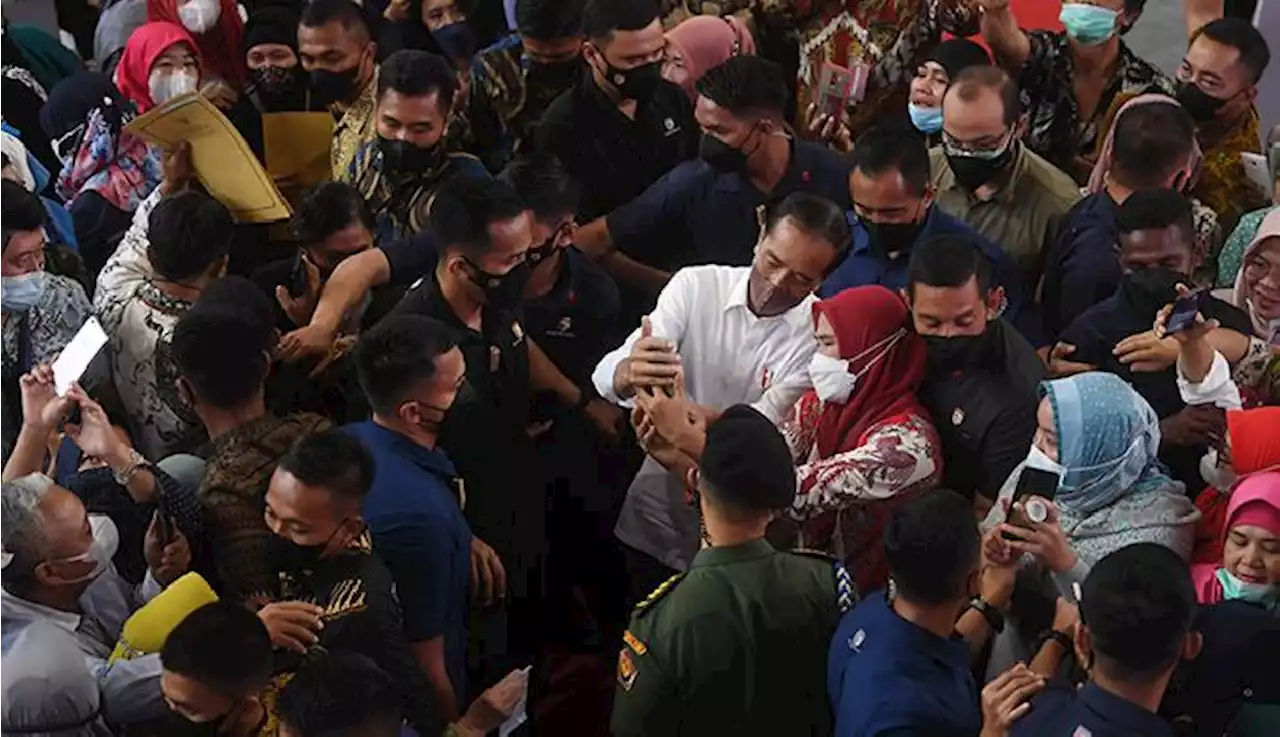 Antusias Warga Ajak Jokowi Berswafoto dalam Pembagian NIB pada Pelaku Usaha Mikro