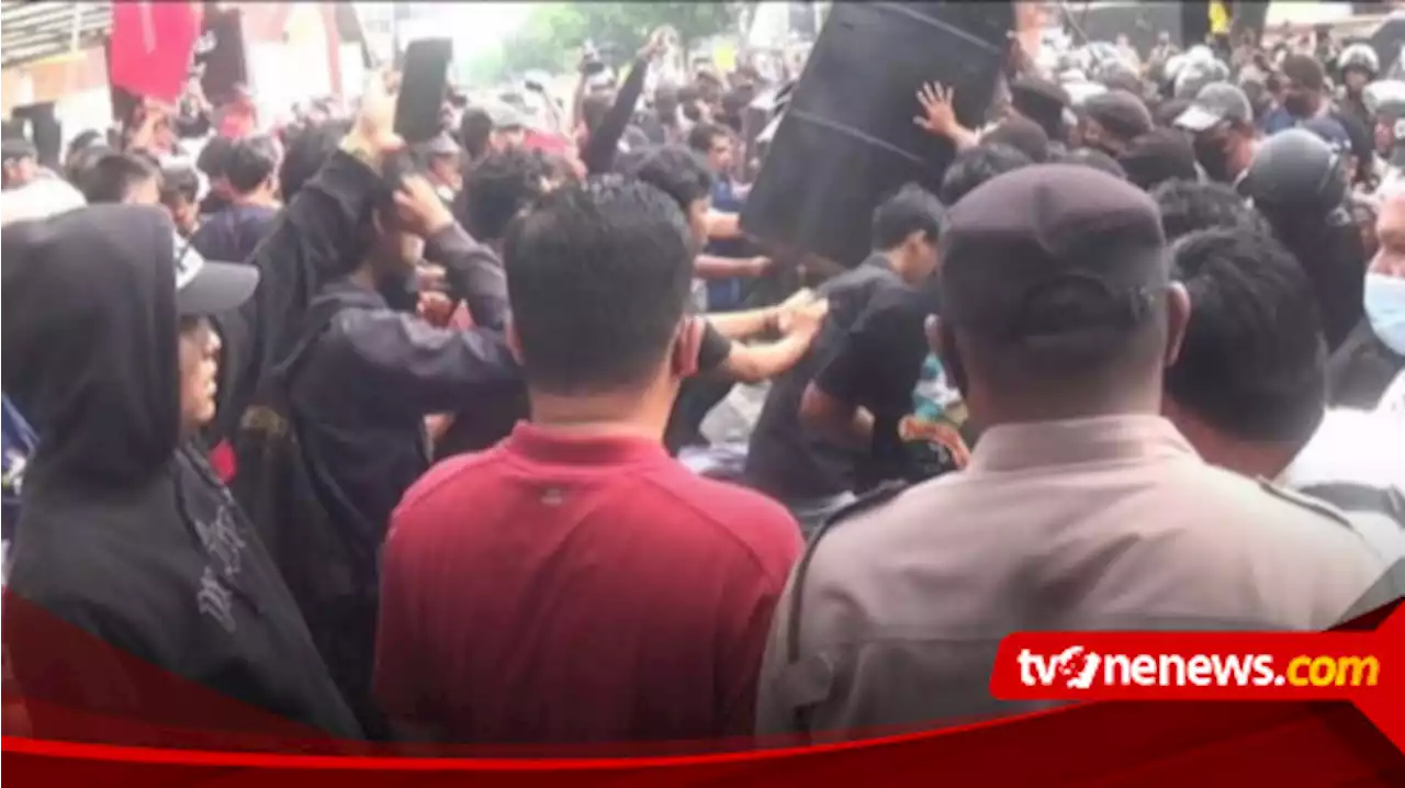 Tolak Eksekusi PN Medan, Massa di D'Caldera Coffee Medan bentrok Dengan Polisi