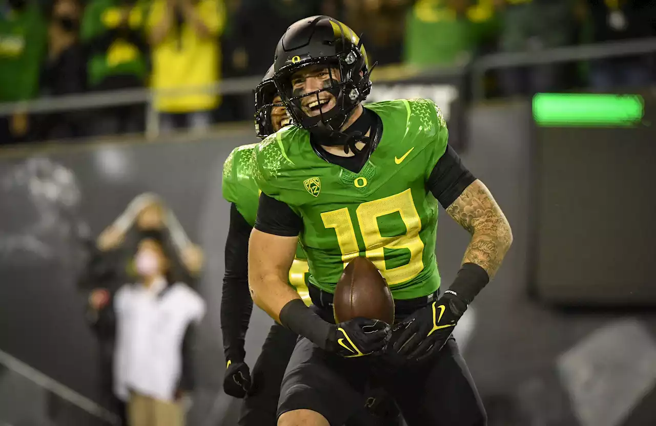 Oregon tight end, social media star, dies of head injury