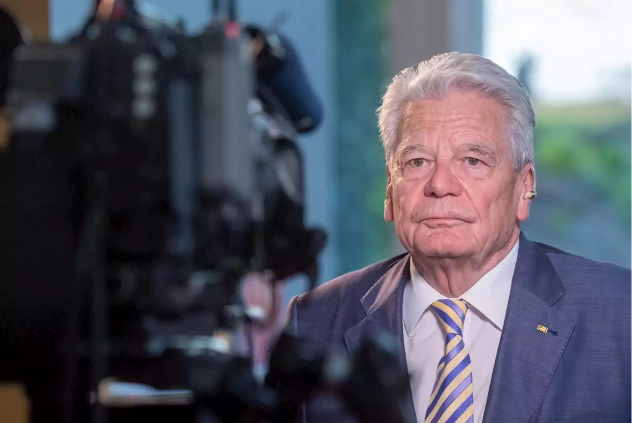 Gauck würde notfalls selbst zur Waffe greifen