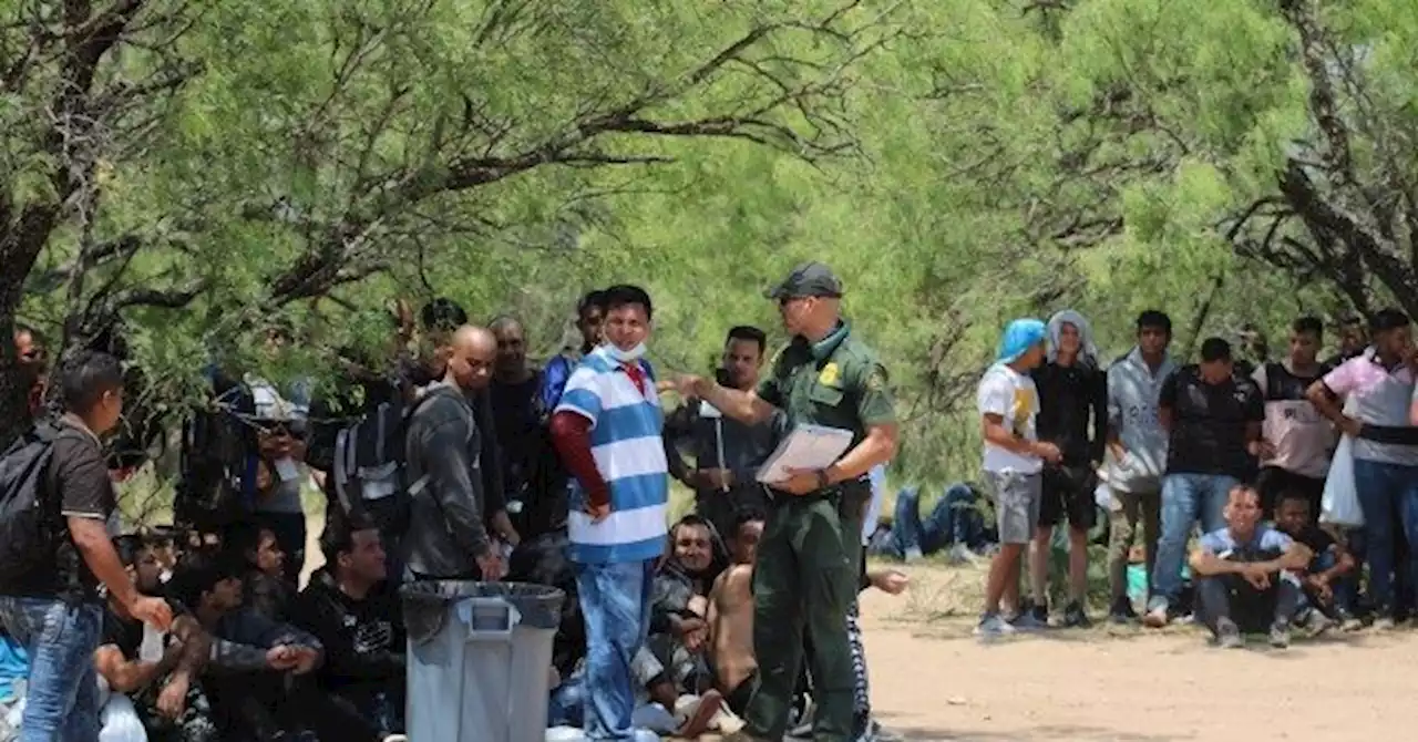 Exclusive Photos Group Of 500 Migrants Cross Into West Texas Border