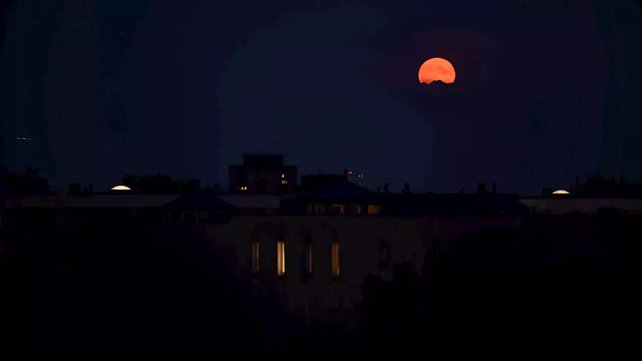 Der Supermond am Himmel über Berlin