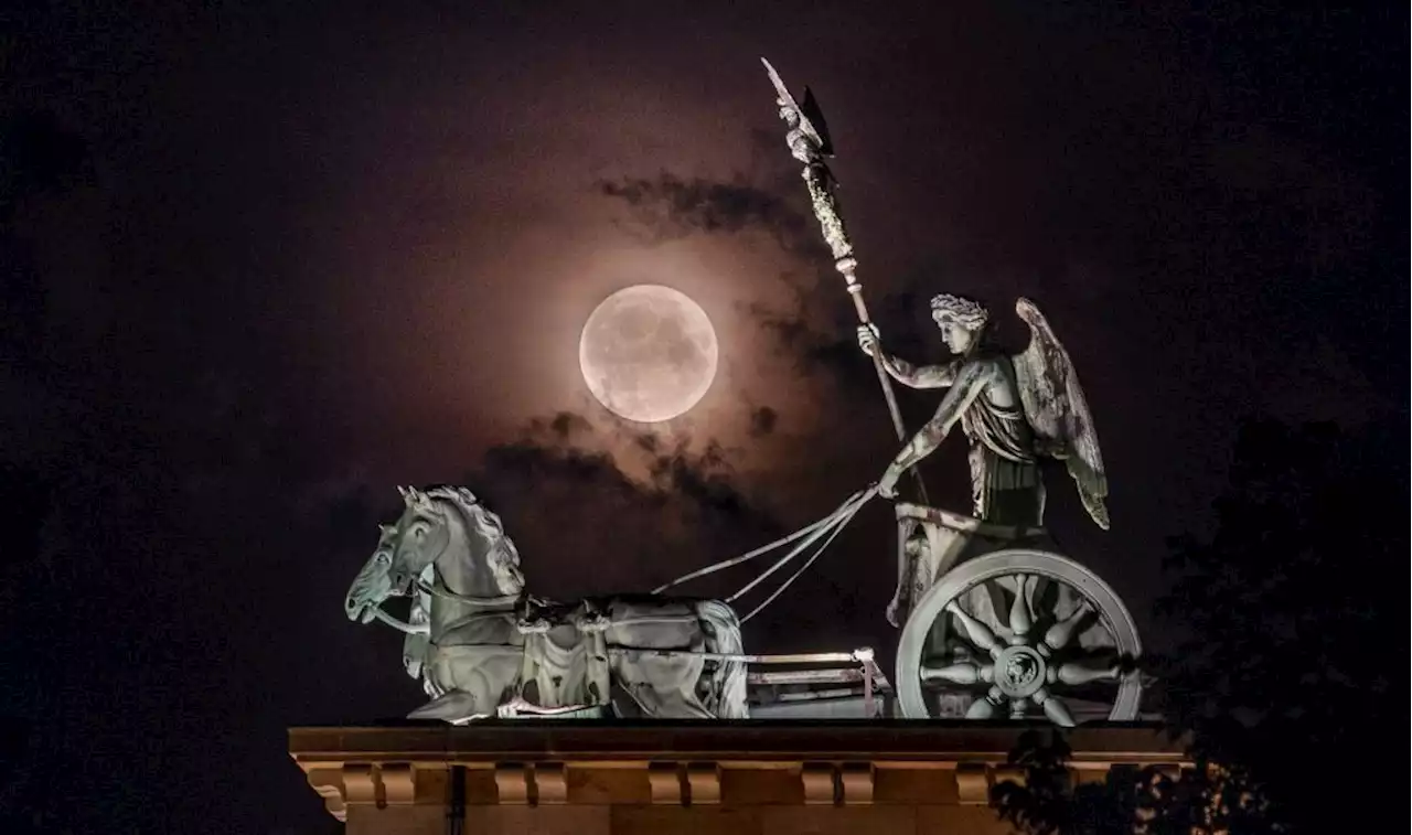 So schön schien der Supermond über Berlin – und der ganzen Welt!