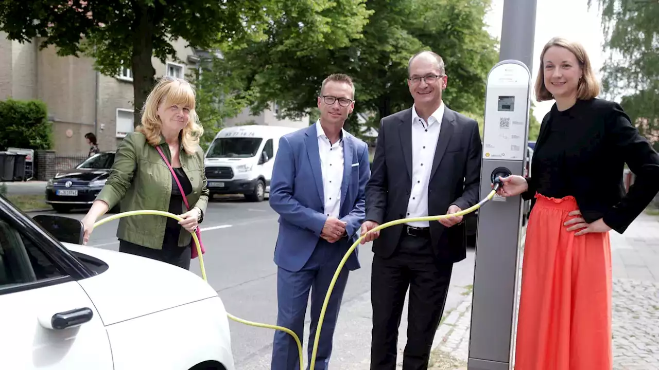 Tanken an Lampen – Berlins Laternen liefern jetzt auch Strom für E-Autos