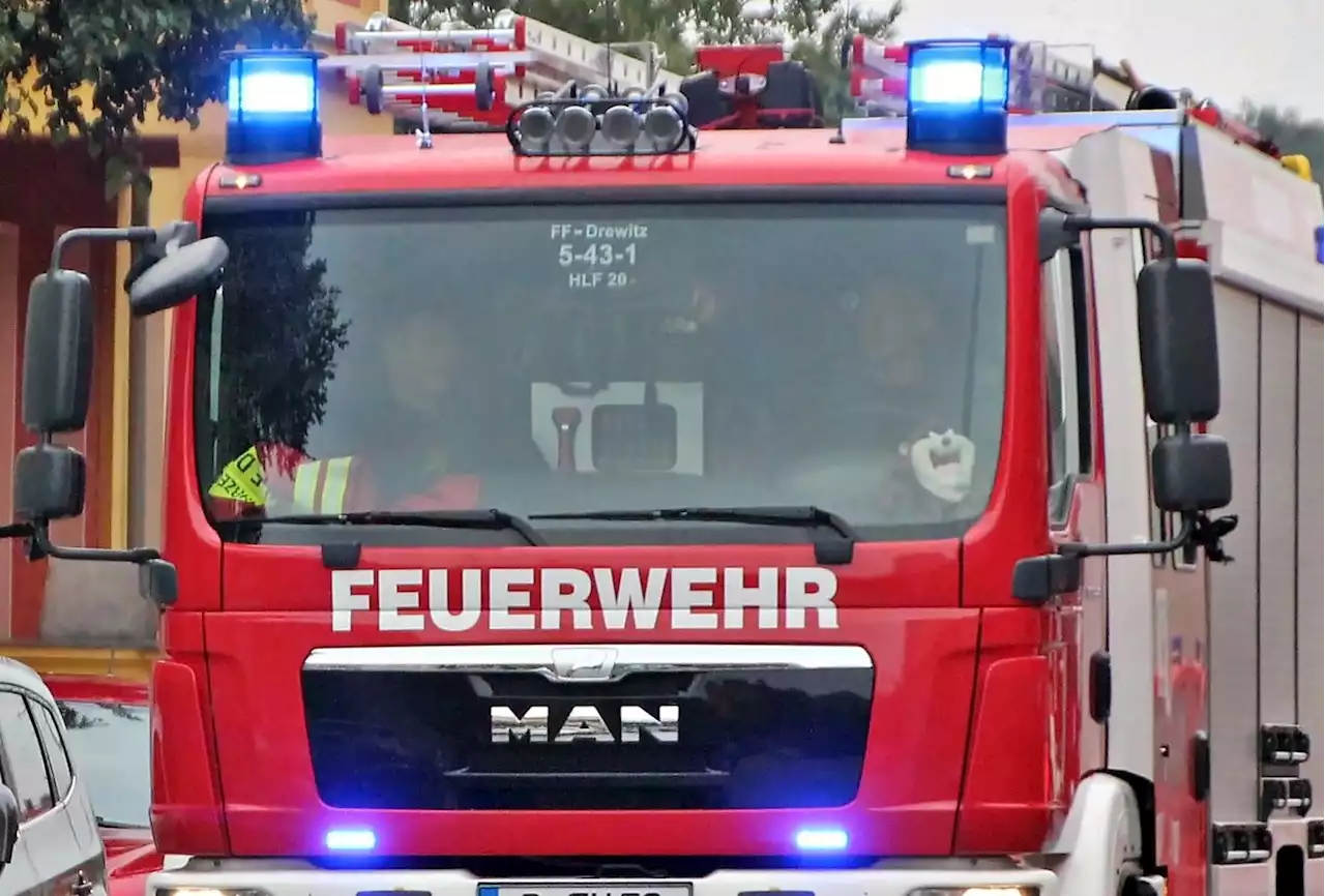 Nach Unfall mit Feuerwehrfahrzeug geflüchtet - Zeugen gesucht