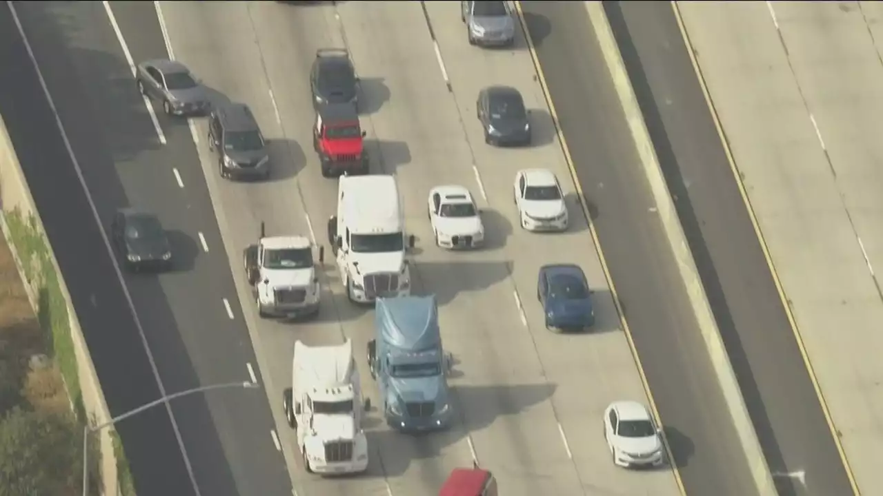 Truckers stage convoy around Port of LA to protest contractor issues