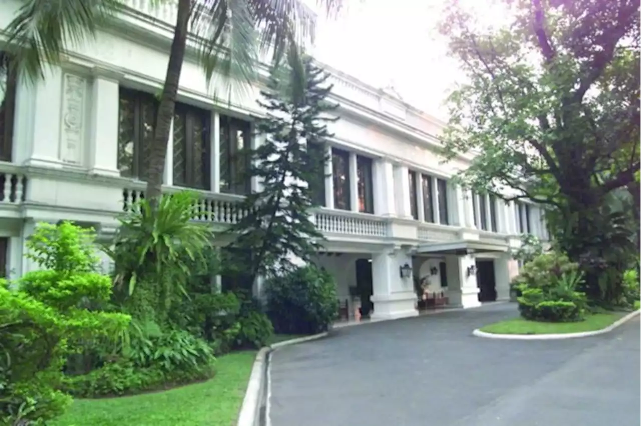 Admin aide dies after falling inside Malacañang compound