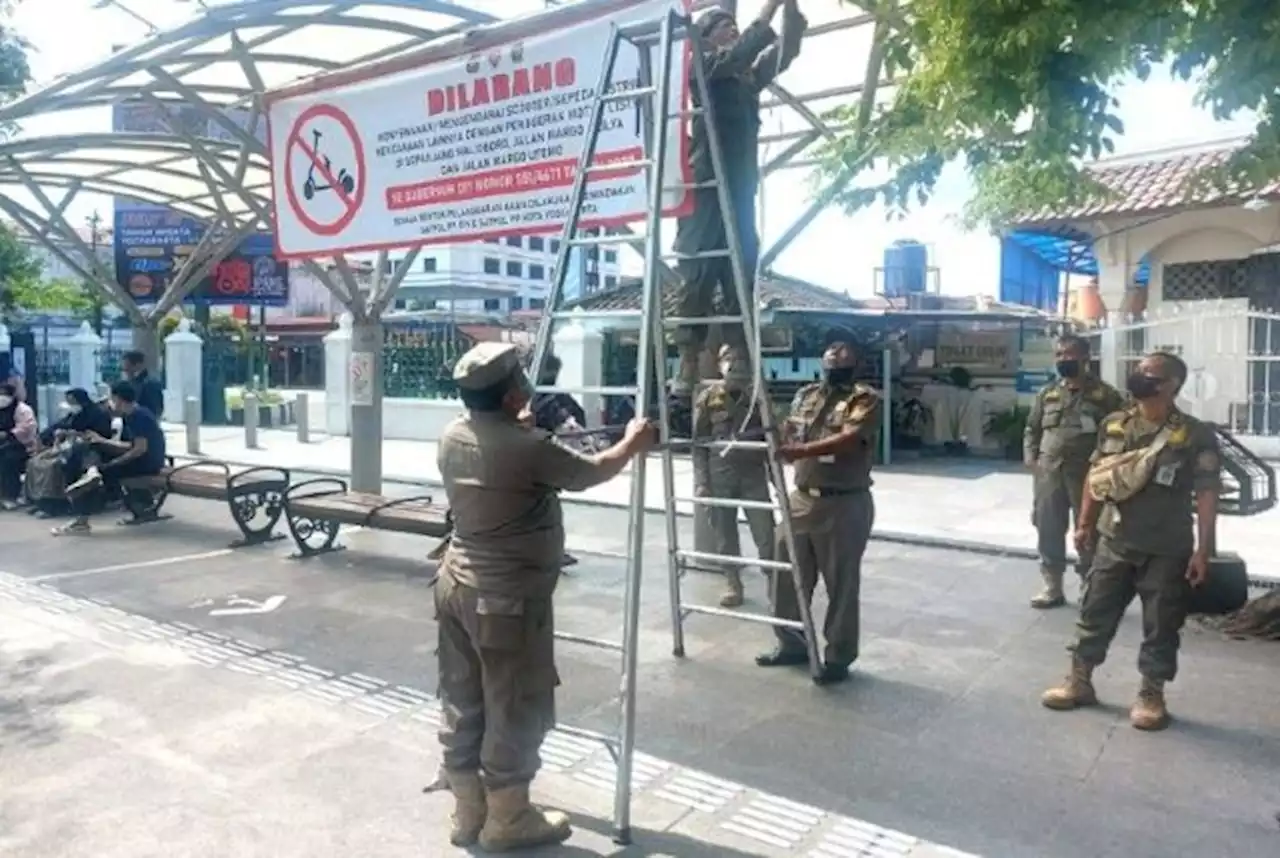 Satpol PP DIJ Pasang Rambu Larangan Skuter Listrik di Malioboro