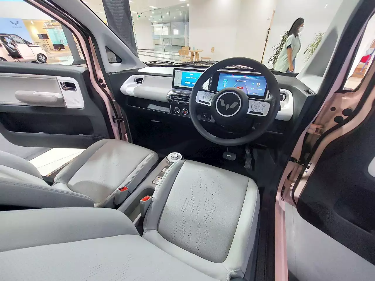 Menilik Interior Wuling Air EV, Ada Layar Mengambang