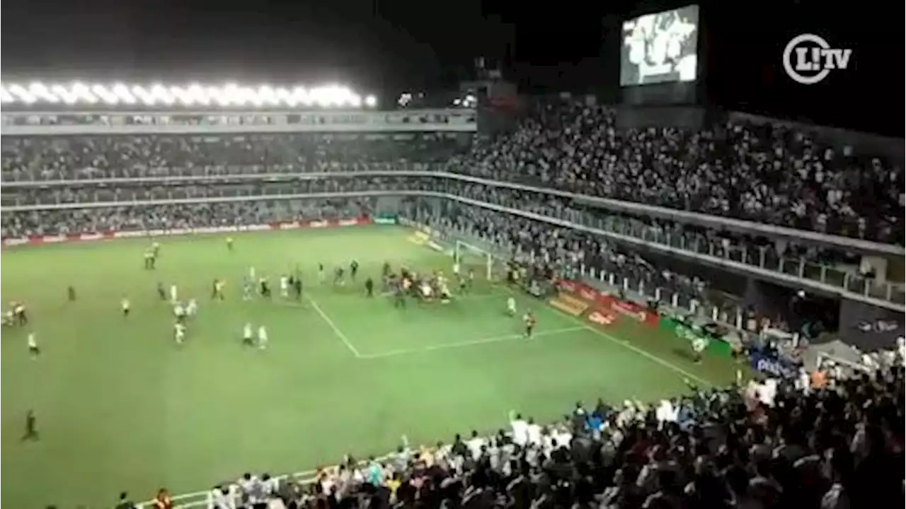 VÍDEO: clássico entre Santos e Corinthians termina com invasão de campo e Cássio agredido