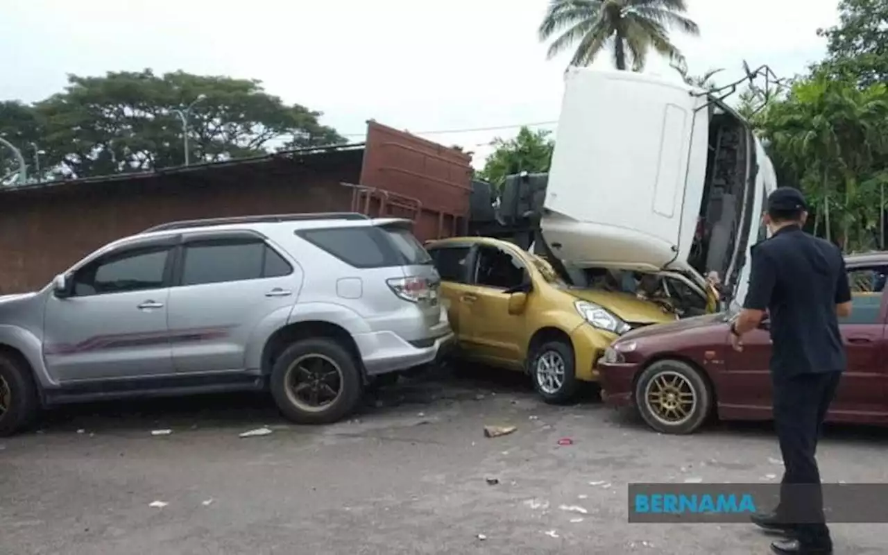 Woman killed, four injured in crash involving 29 vehicles in Kelantan