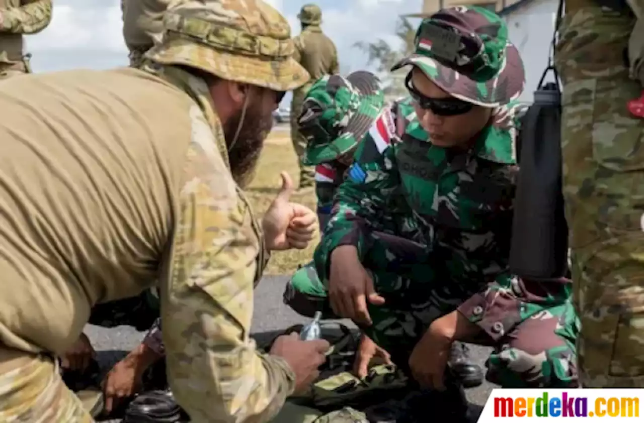 Foto : Intip Momen Kekompakan Para Marinir TNI Bareng Tentara Australia, Saling Bantu | merdeka.com