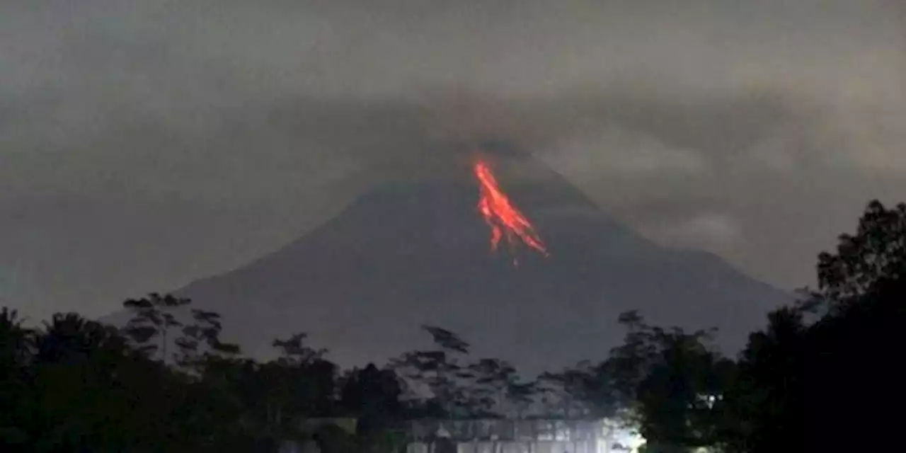 Gunung Merapi Dua Kali Luncurkan Guguran Lava Pijar Sejauh 1.800 Meter | merdeka.com