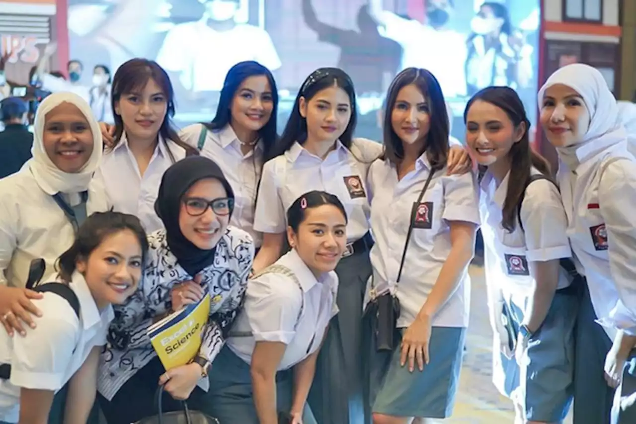 Kumpulan Foto Artis Pakai Seragam SMA di Acara Ultah Ussy Sulistiawat dari Siswi Anggun hingga Culun - Pikiran-Rakyat.com