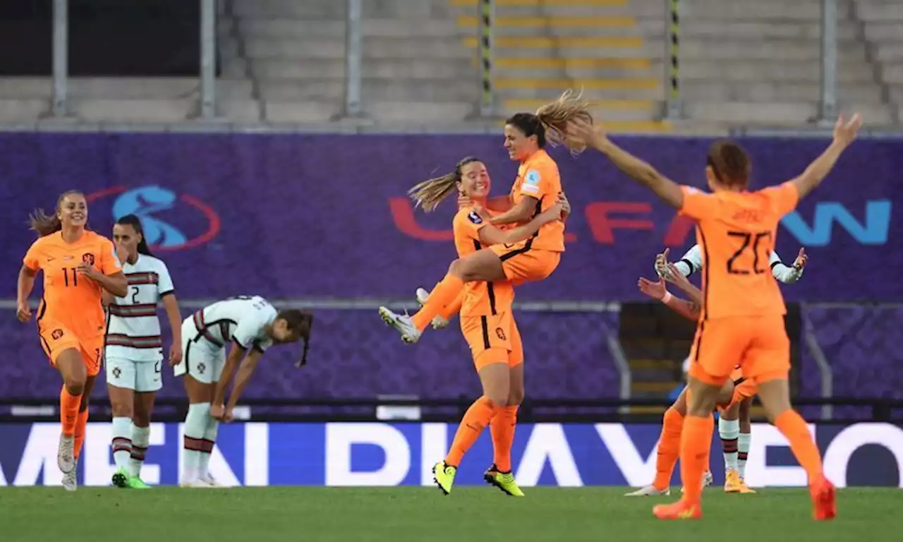 Soccer-Van de Donk stunner gives Dutch 3-2 win over Portugal