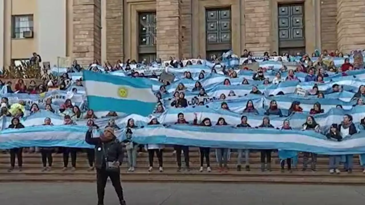 'Nuestros sueldos están casi en el límite de la indigencia': protesta de docentes en Mendoza