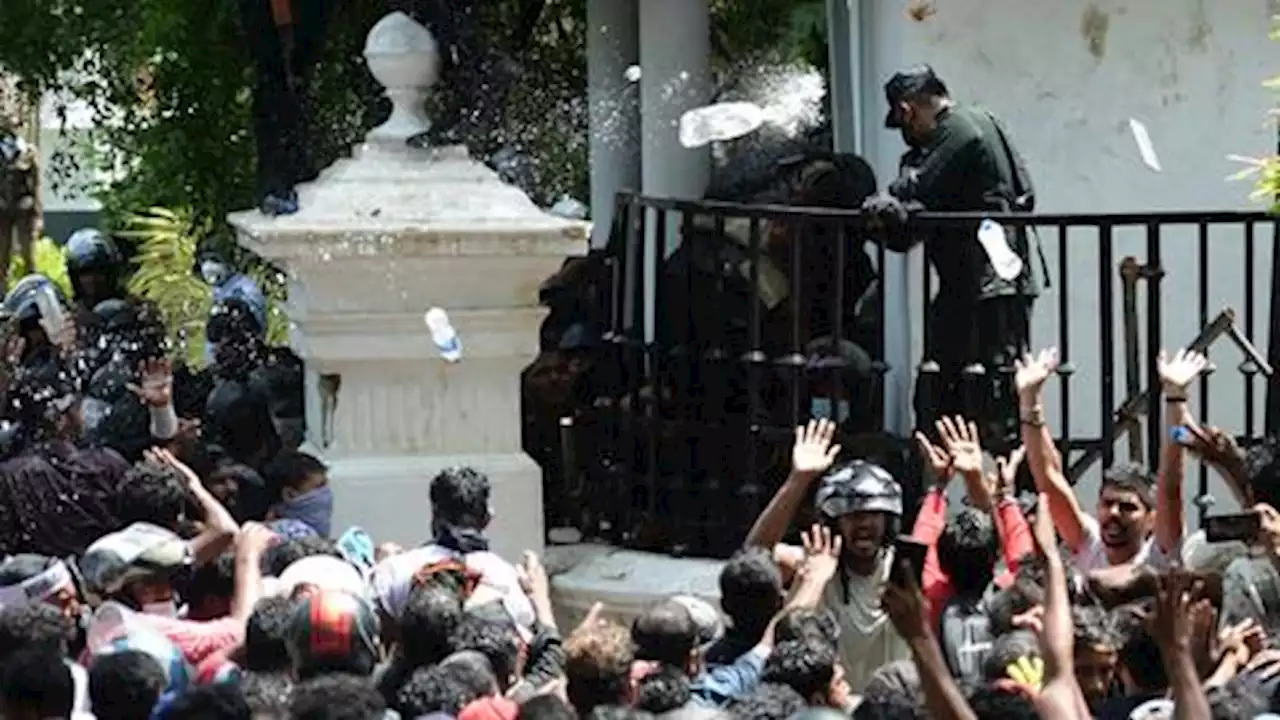 Sri Lankan protesters storm PM's office after president flees country