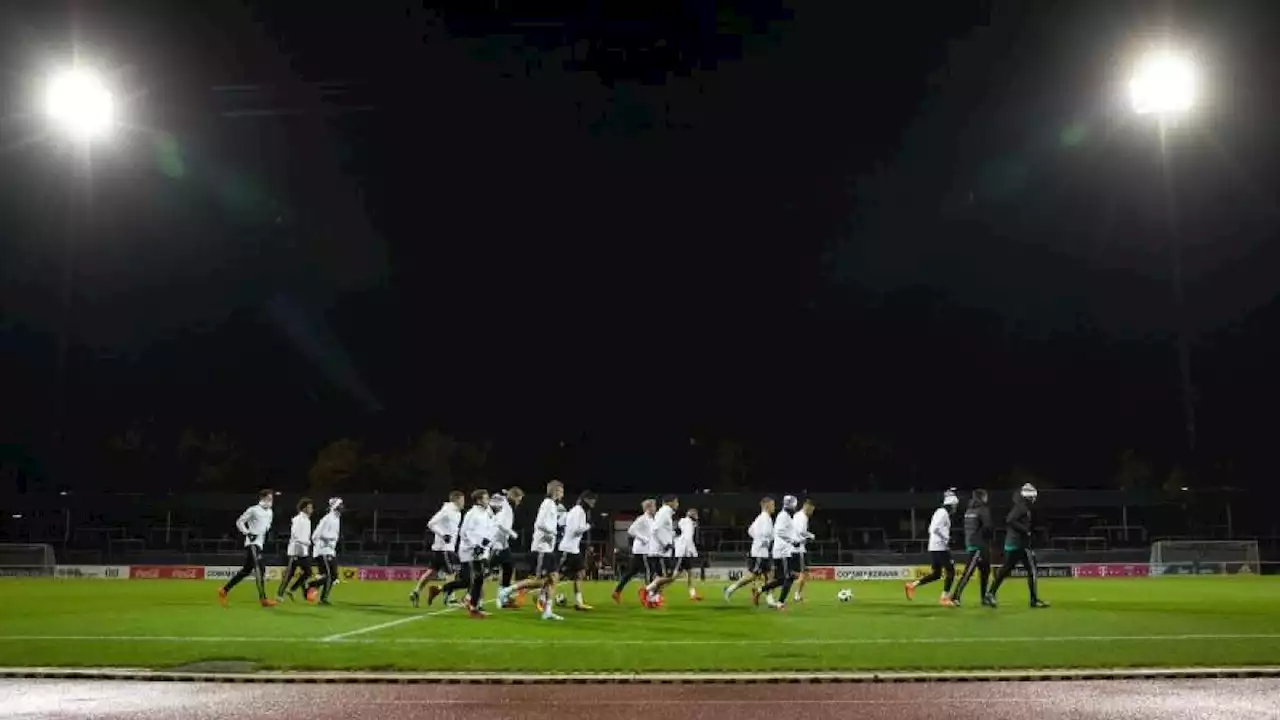 Geht beim Fußball bald das Flutlicht aus?