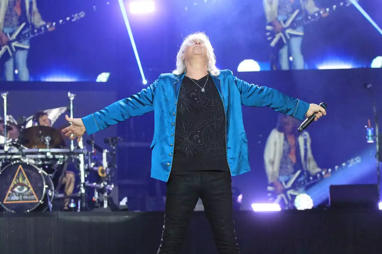 Def Leppard, Motley Crue deliver one sloppy, awesome mess of a stadium show (Photos)