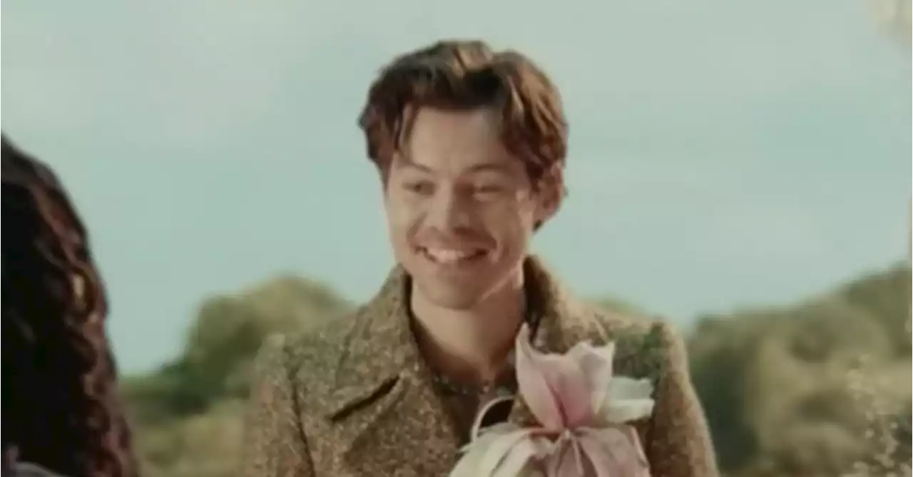 Watch Harry Styles Cozy Up in Bed in Dreamy “Late Night Talking” Music Video - E! Online