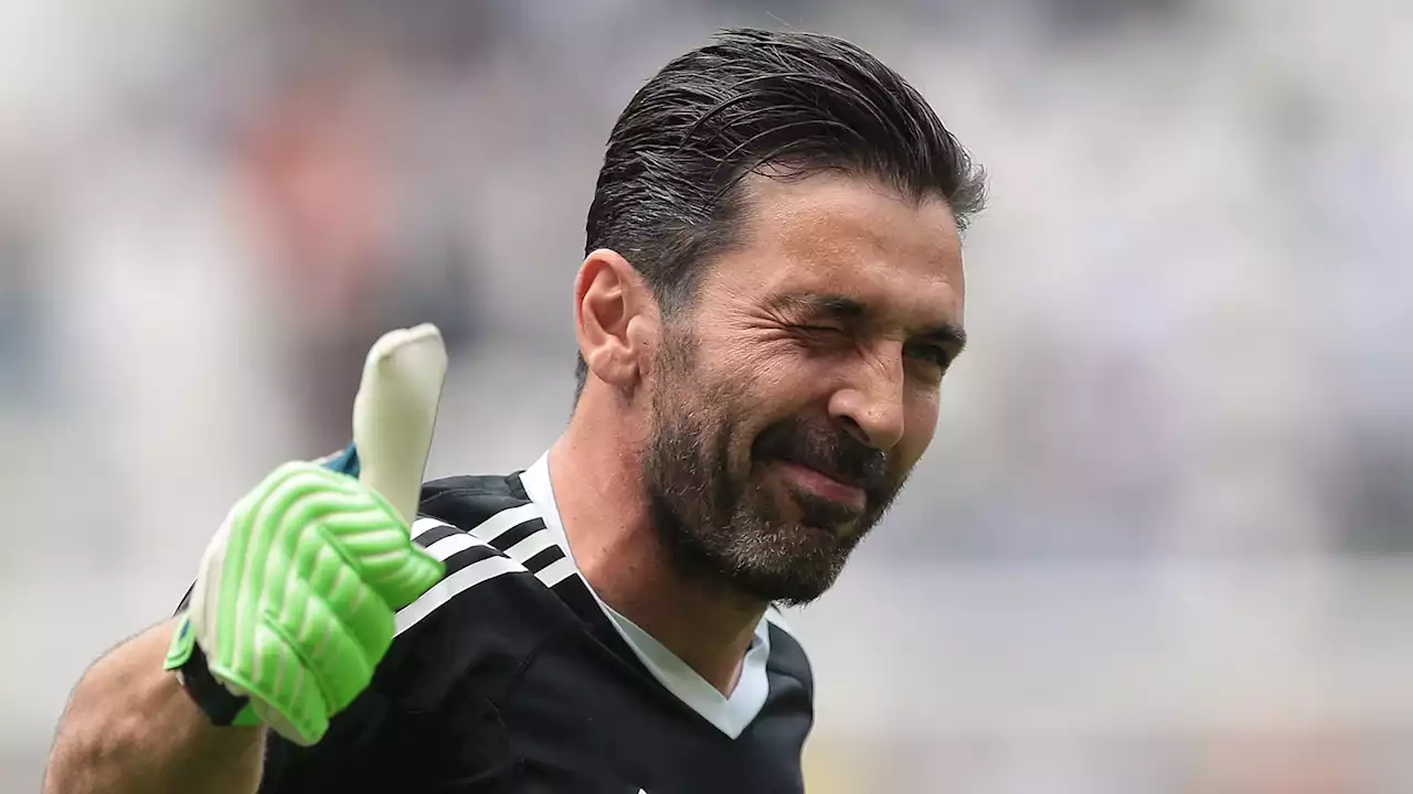 'Pensiun? Nanti Umur 55 Tahun!' - Legenda Juventus Gianluigi Buffon Menolak Tua | Goal.com