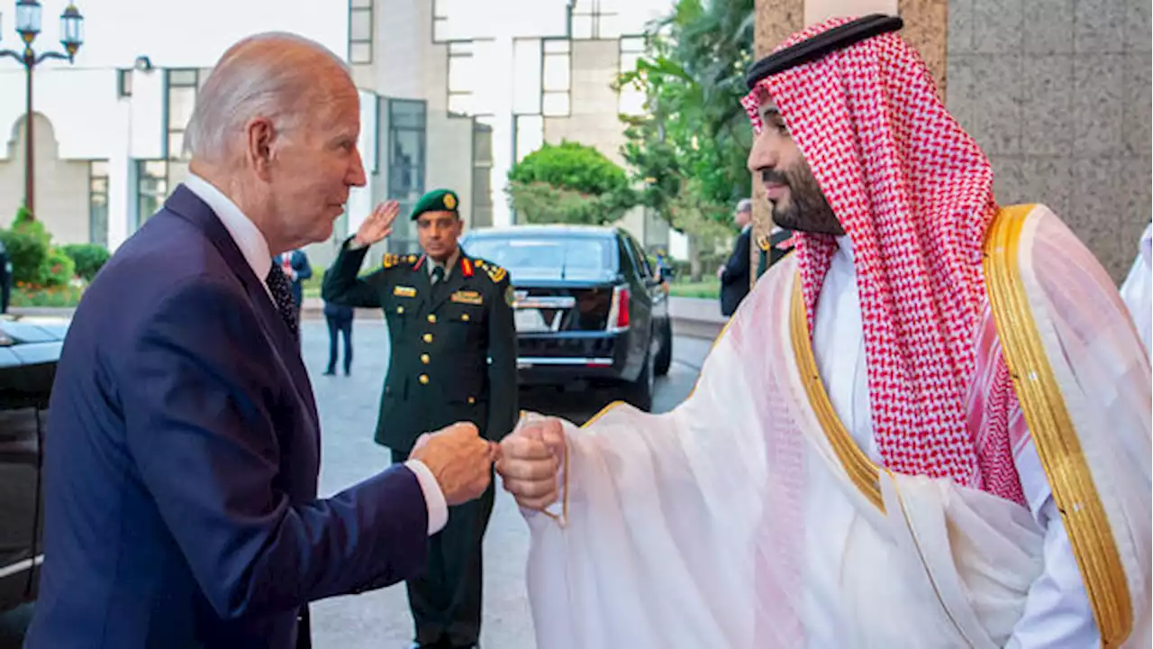 Staatsbesuch: Ein Faustgruß mit dem Prinzen: Joe Biden in Saudi-Arabien