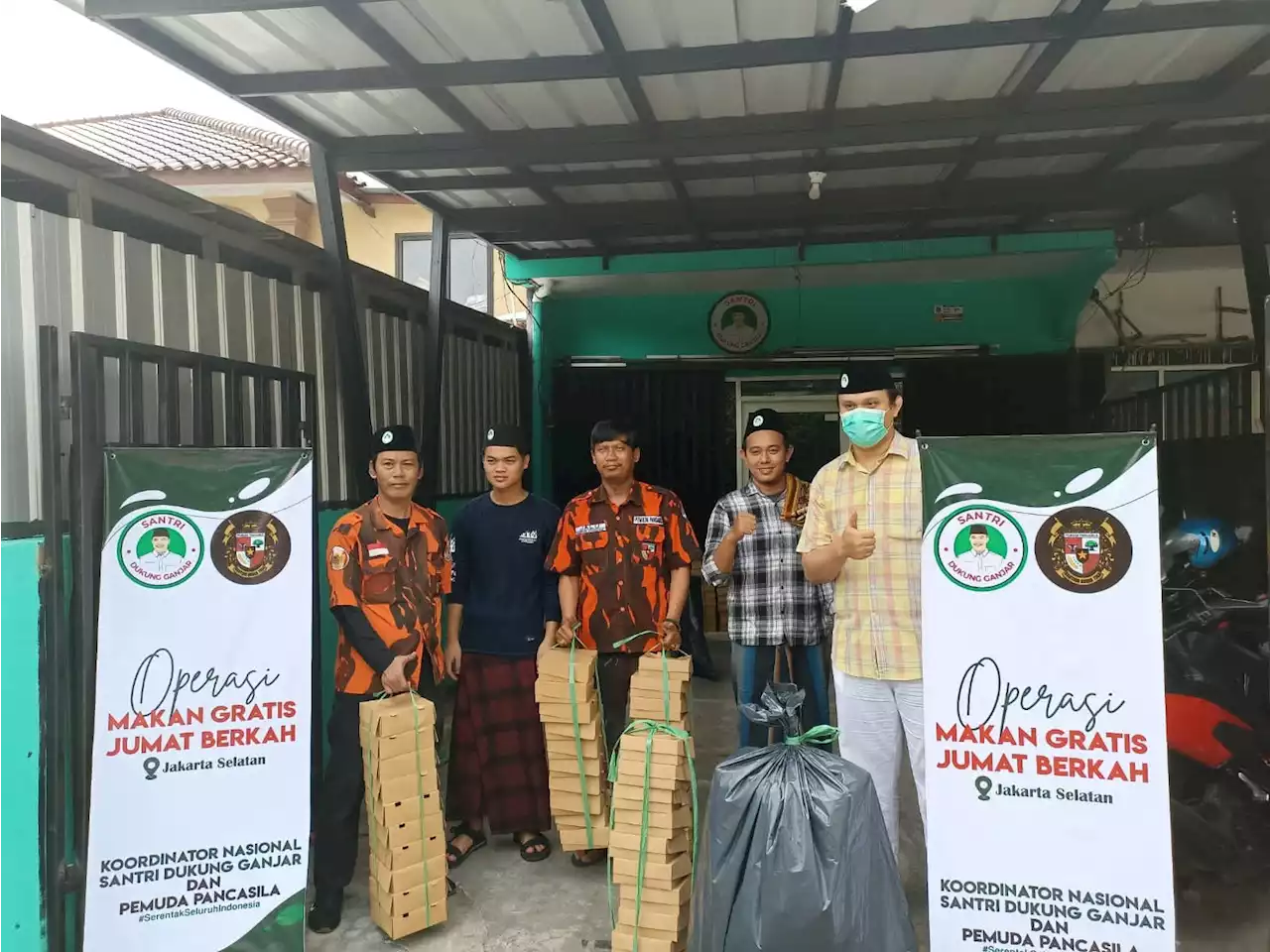 Santri Dukung Ganjar Bagikan 400 Paket Makanan di Jakarta Selatan