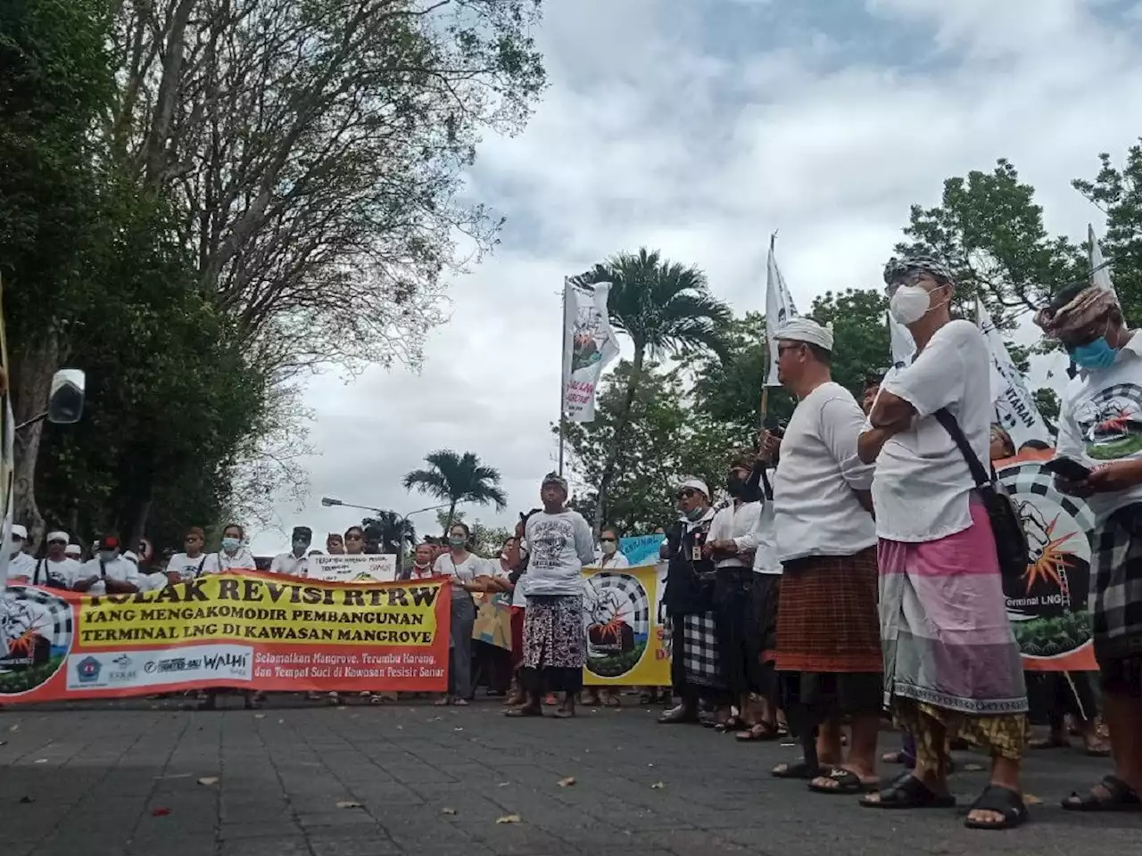 Warga Sanur 'Kepung' Kantor Gubernur Bali, Desak Cabut Izin Terminal LNG