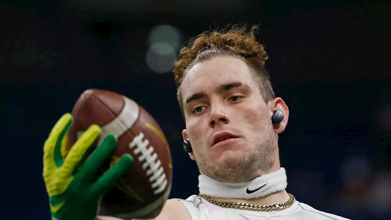 Oregon tight end, social media star, dies of head injury