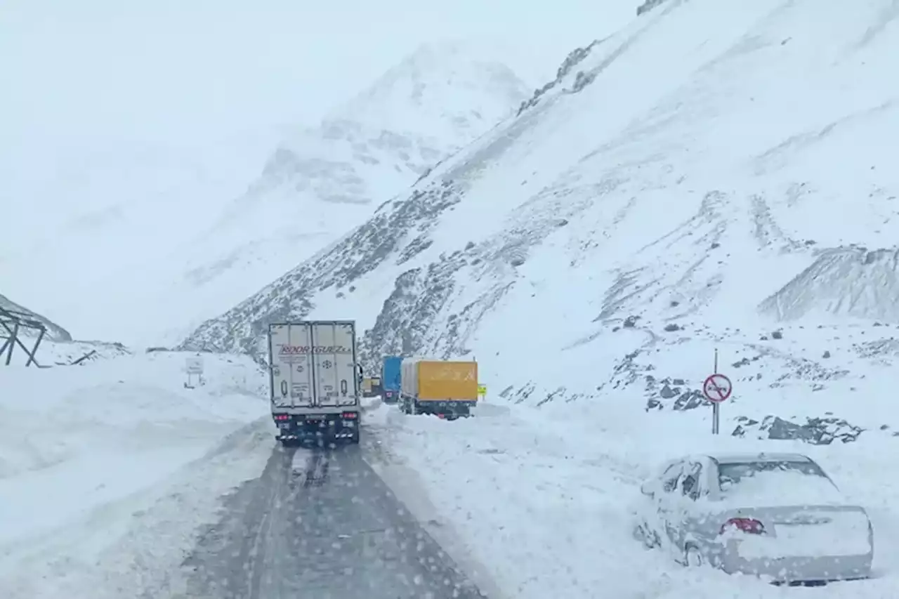 Unos dos mil ochocientos camiones están varados en Mendoza por las intensas nevadas en la cordillera