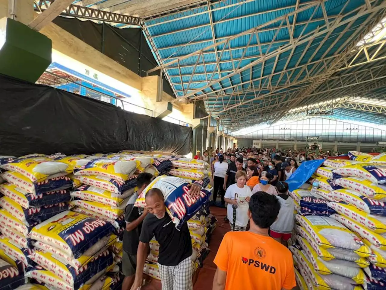 Residents of Surigao Sur town get one sack of rice each from municipal government