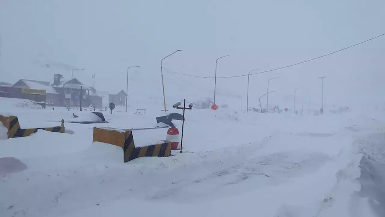 Miles de camiones están varados en Mendoza por las intensas nevadas en la cordillera