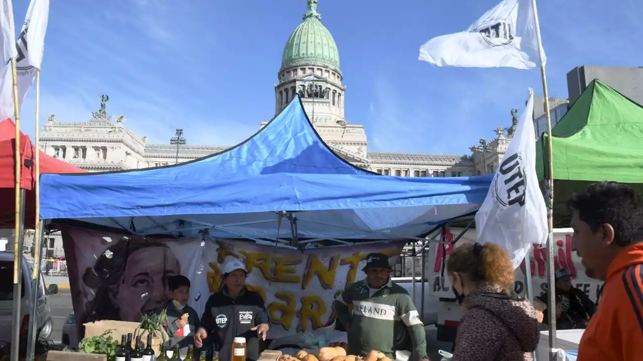 Realizaron una feria popular frente al Congreso por 'tierra, techo y trabajo'