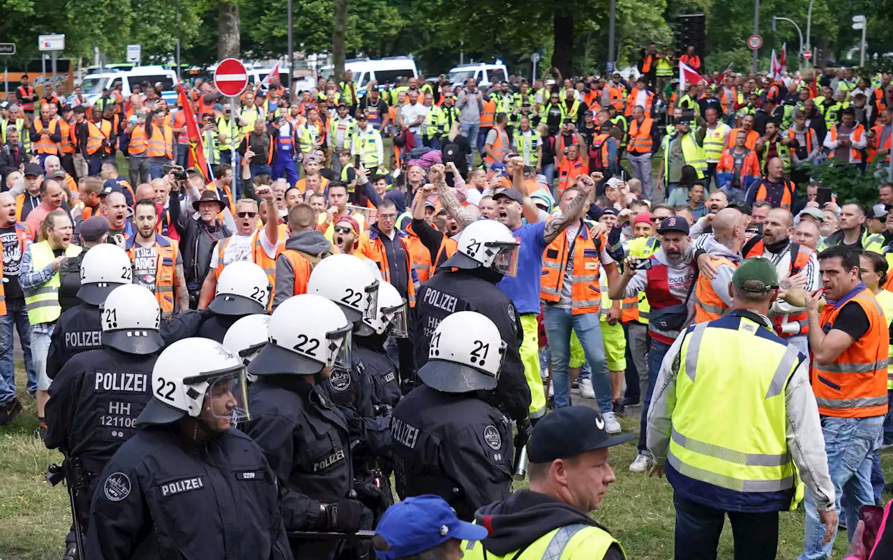 Bei Hafen-Demo: Mann zündet Böller – Polizei wird mit Flaschen beworfen