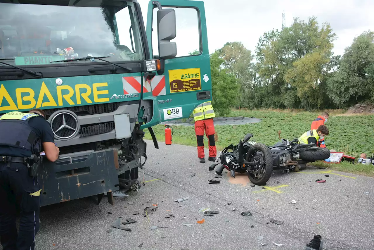 Lkw und Motorrad krachen ineinander – Mann schwer verletzt