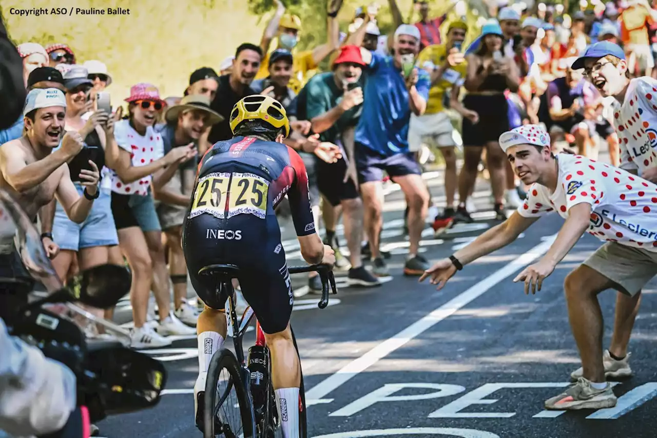 Packed hairpins, beers, songs (+ a couple idiots with flares) — madness of Alpe d'Huez stage + more on the live blog