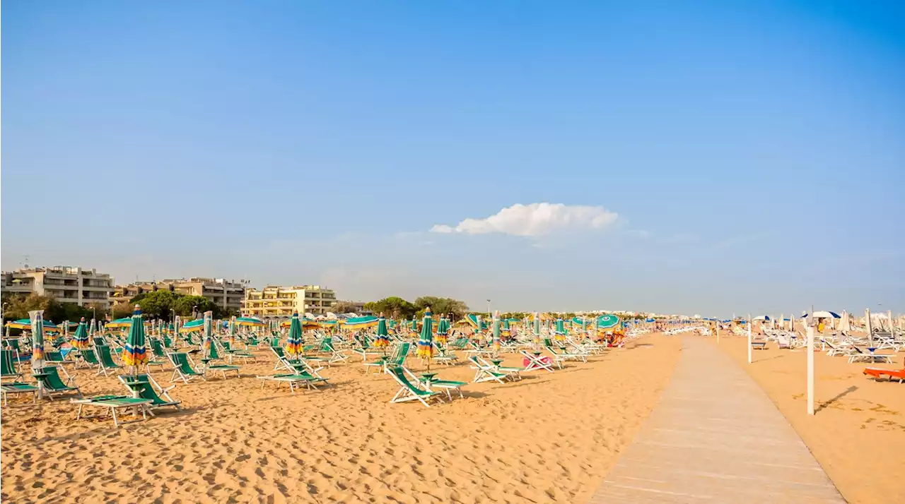 Waldbrand im Italien-Urlaub: Touristen flüchten ins Meer