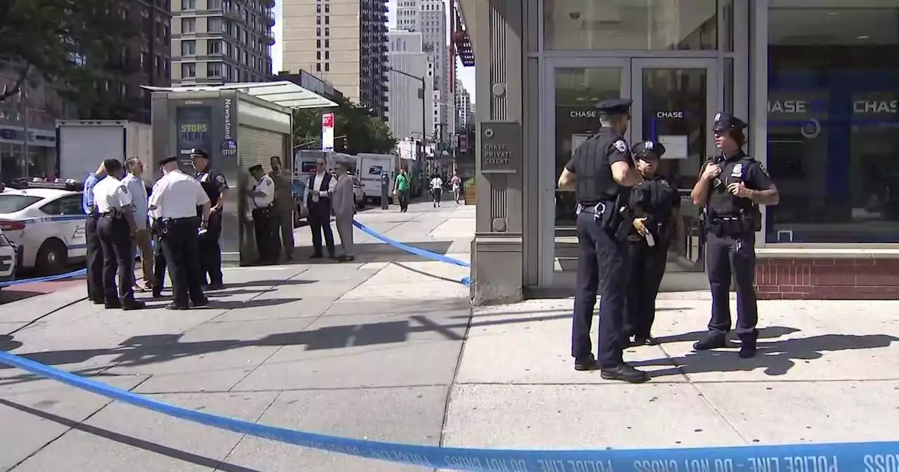 Security guard stabbed in neck at Chase Bank on Upper East Side, in critical condition