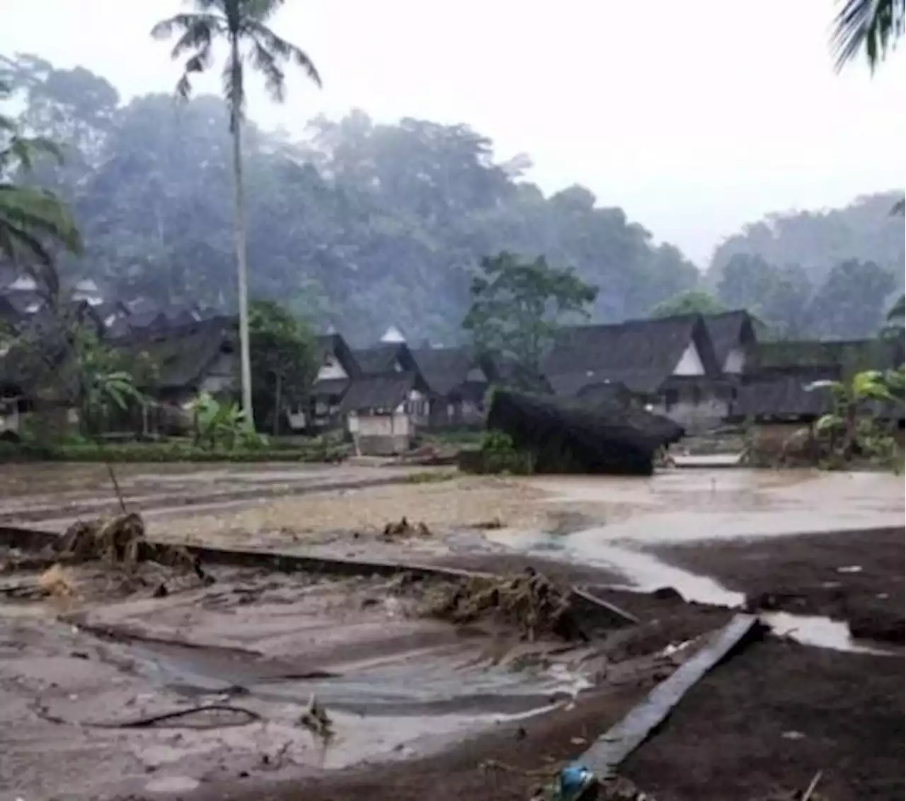 Banjir Bandang di Kampung Naga Hanyutkan 2 Ton Ikan dari 30 Kolam