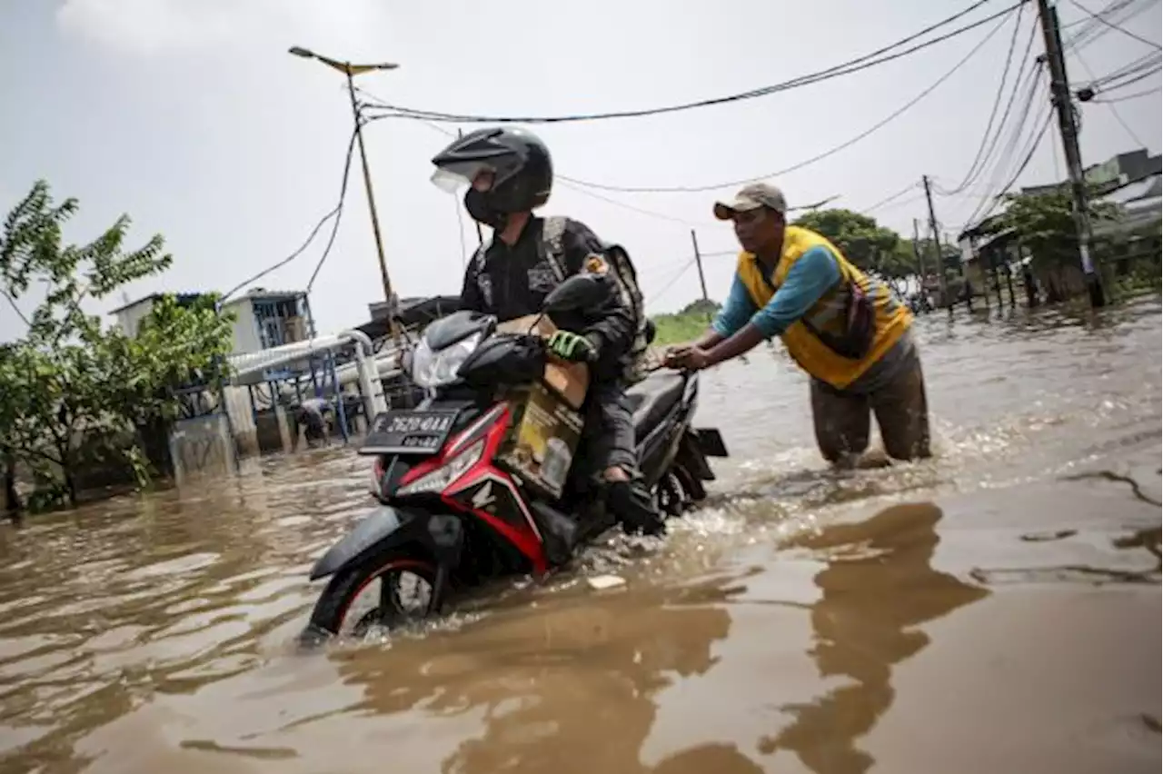 Banjir di 12 Titik di Kota Tangerang Dengan ketinggian 50 Cm lebih