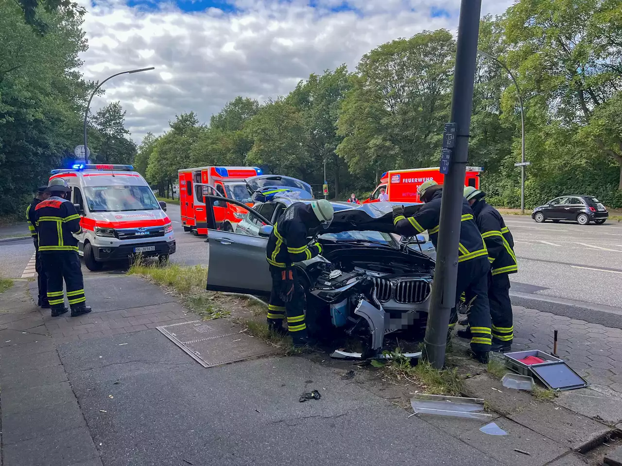 BMW-SUV prallt gegen Lichtmast – zwei Verletzte