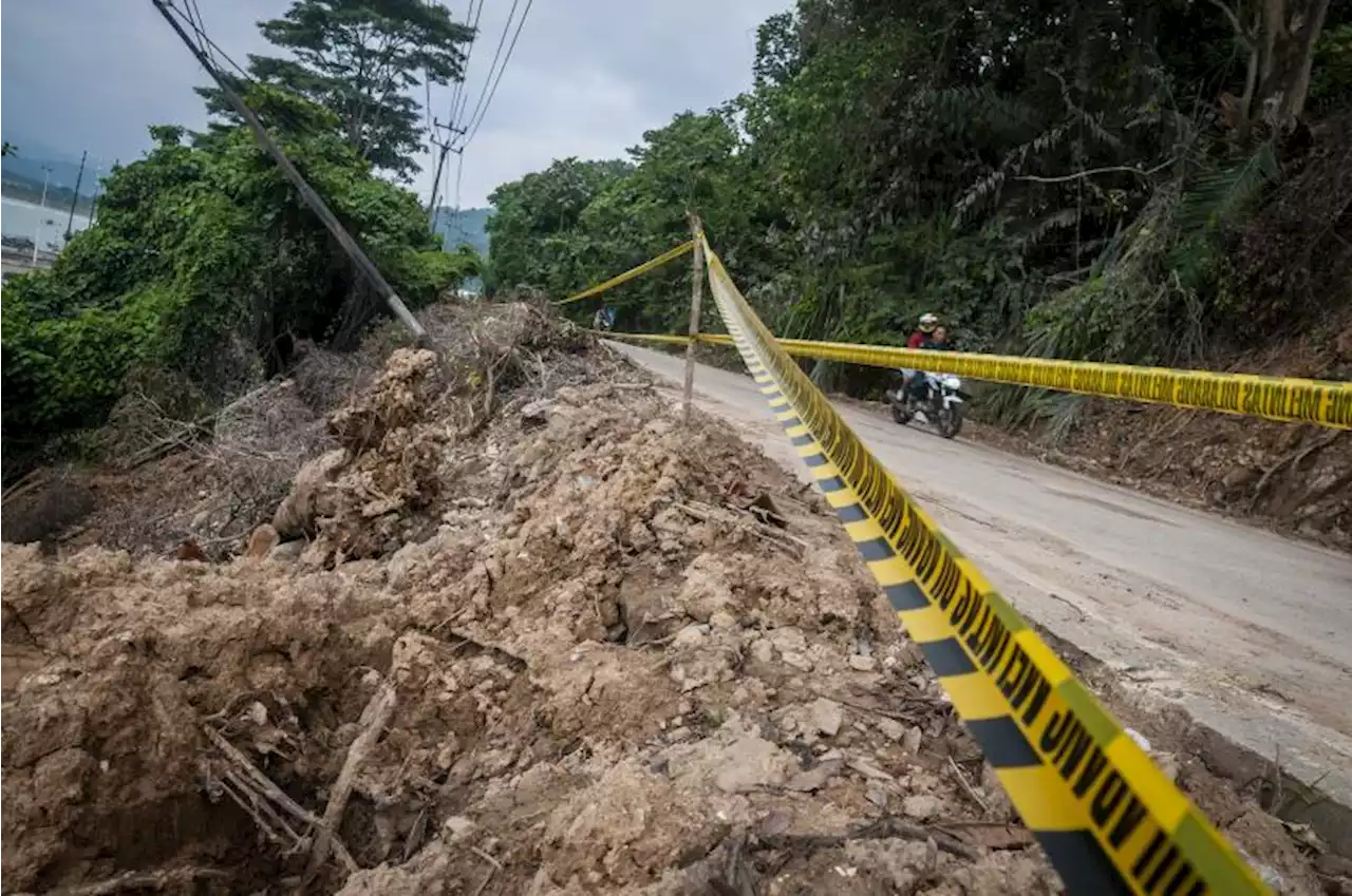 Longsor Terjang Akses Jalan Geopark di Selatan Sukabumi |Republika Online