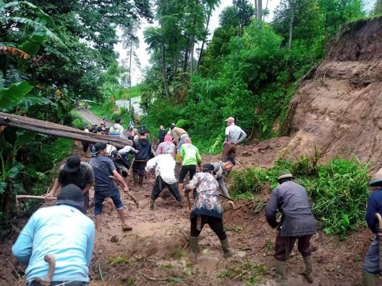 Hujan Deras Akibatkan Tebing Enam Meter di Bandung Barat Longsor, 1 Rumah Rusak Berat